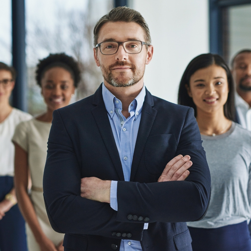 Referenzen Info GmbH, es ist ein team zu sehen. 3 frauen und zwei männer. ein mann steht im vordergrund.